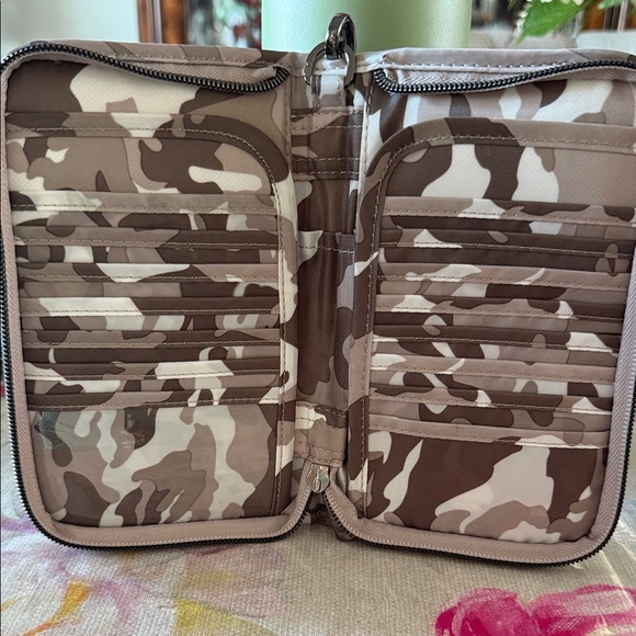 Lug Camouflage Quilted Wristlet - Picture 3 of 6